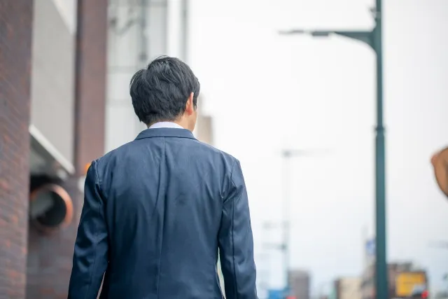 男性の後ろ姿