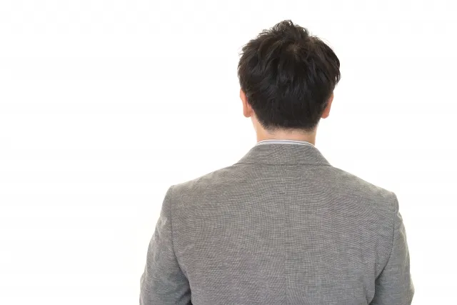 男性の後ろ姿